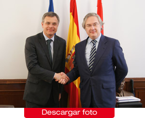 Momento de la firma del acuerdo de CEA - Hispajuris