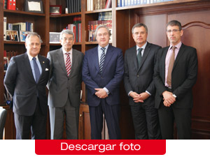 Momento de la firma del acuerdo de CEA - Hispajuris