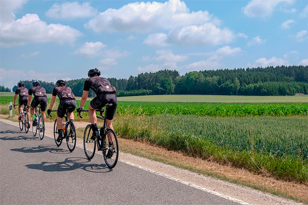 ¿Cómo se debe adelantar a un ciclista?