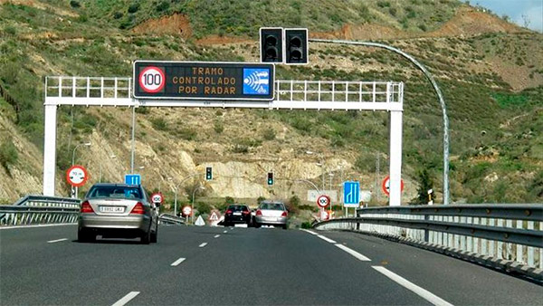 Lengua en los paneles de señalización 