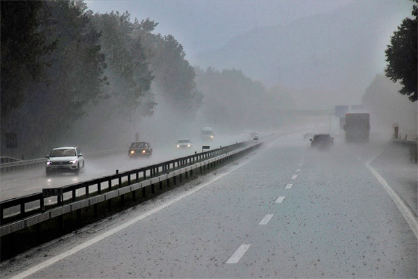 Qué es y cómo evitar el aquaplaning