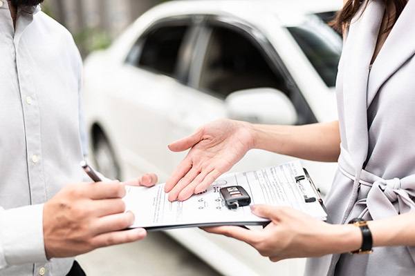 Cómo se hace la transferencia de un coche entre particulares