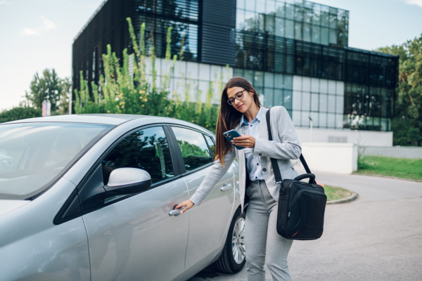 Trabajadores que utilizan su coche particular para trabajar: riesgos y obligaciones de la empresa